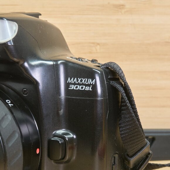 Minolta Maxxum 300si SLR Film Camera w/ Minolta AF Zoom 35-70mm f/3.5-4.5 Lens - Picture 3 of 9